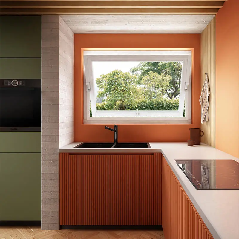 Finestra a bilico in legno ambientata in cucina